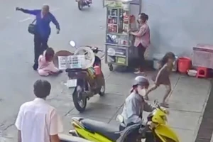 Vụ trẻ bị bạo hành giữa đường: Vô cảm đến lạnh người!