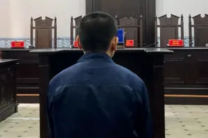 Đem hàng của công ty bán lấy tiền đánh bạc online, thủ kho lãnh án