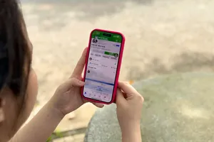 Người dân cần cẩn trọng khi mua vé tàu giá rẻ trên mạng. Ảnh: TRẦN MINH