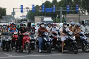 Luật và lệ từ việc xử nghiêm vượt đèn đỏ, leo vỉa hè