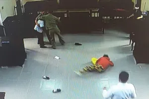 Thua kiện nên đánh em gái ngay tại tòa, anh trai trở thành bị cáo 