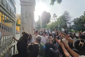  Youtuber, tiktoker tập trung đông ở cổng tòa trước giờ xử phúc thẩm vụ tranh chấp di sản của cố NSƯT Vũ Linh