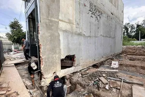 Vụ xây nhà trên đất người khác ở TP.HCM: 'Thần đèn' di dời xong ngôi nhà