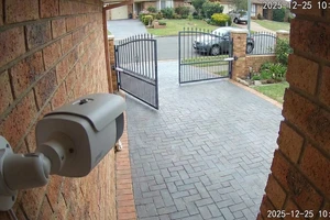 Bị camera an ninh phía hàng xóm chĩa thẳng vào nhà, phải làm sao?