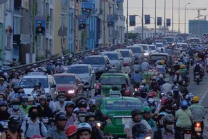 Nên xây cầu Kênh Tẻ mới để tránh kẹt xe