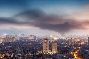 Khói độc từ đám cháy Rạng Đông tỏa theo chiều gió. Ảnh: Nguyễn Thái Thạch