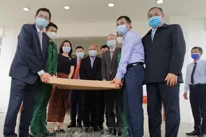 Lễ giao nhận bản đồ địa hình biên giới Việt Nam - Campuchia được thực hiện trong điều kiện hai nước đang tập trung phòng chống dịch COVID-19. Ảnh: TTXVN