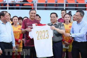 Thủ tướng gặp mặt Đội tuyển Bóng đá nữ Việt Nam trước ngày dự World Cup