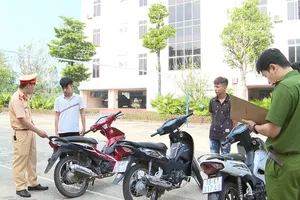 Chưa đủ 18 tuổi, hai thanh niên Phú Thọ bị khởi tố vì ném chai bia vào công an