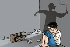 Bé 6 tuổi chấn thương sọ não nghi do người tình của mẹ đánh