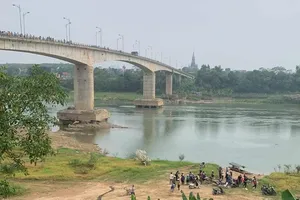 Nữ nhân viên y tế nhảy cầu, may mắn được những người làm thuyền chài cứu vớt