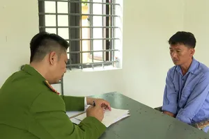 Kẻ say dùng dao tấn công vợ và con gái rồi thản nhiên đi ngủ