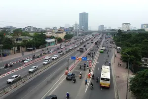 Hà Nội: Giao thông dễ thở trong ngày đầu sử dụng tạm cầu vượt Mai Dịch mở rộng
