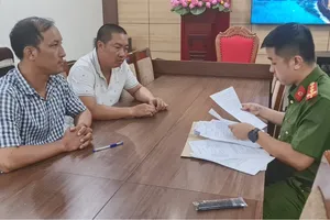 Tạm giữ hai tài xế taxi dù dàn hàng, chèn ép taxi chính hãng trên Quốc lộ 18 