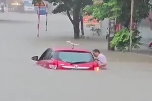 Thành phố Thái Nguyên ngập sâu, xe ô tô chết máy giữa đường