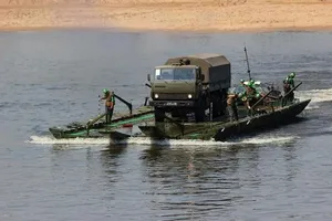 Quân đội có thể mở thêm tuyến phà dã chiến đưa đón người dân hai đầu cầu Phong Châu