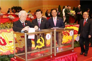 Tổng bí thư Ban Chấp hành Trung ương khóa XI, ông Nguyễn Phú Trọng bỏ lá phiếu đầu tiên trong cuộc bầu cử tại Đại hội toàn quốc lần thứ XII, Đảng Cộng sản Việt Nam, ngày 26-1-2016.