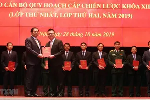 Ủy viên Bộ Chính trị, Trưởng ban Tổ chức Trung ương Phạm Minh Chính trao giấy chứng nhận tốt nghiệp cho học viên.