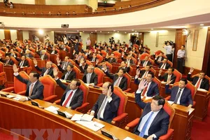 Các Ủy viên Trung ương biểu quyết thông qua chương trình làm việc của Hội nghị Trung ương 13, sáng 5-10-2020. Ảnh: TTXVN