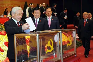 Tổng Bí thư Nguyễn Phú Trọng cùng các lãnh đạo chủ chốt BCH Trung ương khóa XI bỏ phiếu bầu BCH Trung ương khóa XII tại Đại hội XII, năm năm trước. Ảnh: ĐX.