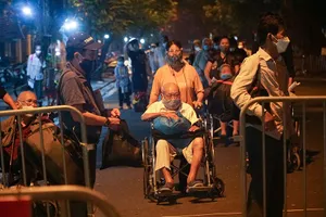 Cách ly tập trung trong đêm cả ngàn F1 ở chùm lây nhiễm Bệnh viện Việt Đức