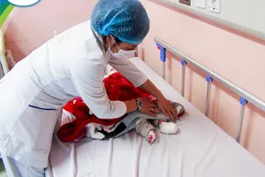 Bất cẩn khi sử dụng máy xông phòng COVID-19, bé sơ sinh bỏng nặng