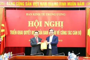 Trưởng ban Kinh tế Trung ương Nguyễn Văn Bình trao quyết định bổ nhiệm cho tân Phó trưởng ban Nguyễn Hồng Sơn (trái)