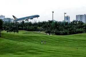 Dự án sân golf trong khu vực Tân Sơn Nhất đang sử dụng đất quốc phòng kết hợp làm kinh tế. Ảnh: nhadautu.vn