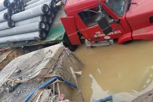 Xe tải nặng đè vỡ khóa nước, ảnh hưởng hàng ngàn hộ dân Hà Nội. Ảnh: VnExpress