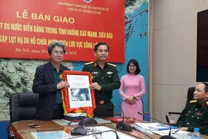 Ông Vũ Xuân Thành, Phó Tổng cục trưởng Tổng cục Phòng chống thiên tai bàn giao bản đồ ngập lụt cho Ủy ban quốc gia Ứng phó sự cố thiên tai và Tìm kiếm cứu nạn.