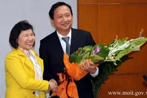 Bà Hồ Thị Kim Thoa (áo vàng) từng bị kỷ luật do liên quan đến nhân vật Trịnh Xuân Thanh (cầm hoa)