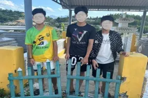 Ba thiếu niên trộm 11 cánh cổng sắt ở Nghĩa trang Hoà Sơn.