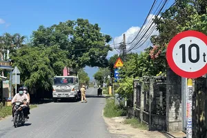 CSGT-TT Công an TX Điện Bàn tuần tra kiểm soát trên tuyến đường cấm xe có trọng tải trên 10 tấn.