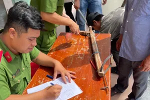 Người dân tự nguyện giao nộp vũ khí thô sơ cho lực lượng chức năng. Ảnh: CA.