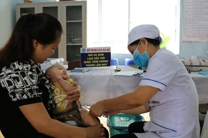 Trẻ em được tiêm chủng bệnh bạch hầu ở Đà Nẵng. Ảnh: MT
