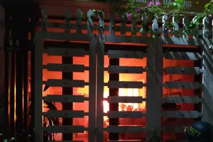 Lực lượng chức năng phá cửa, dùng bình cứu hoả khống chế đám cháy. Ảnh: MT.