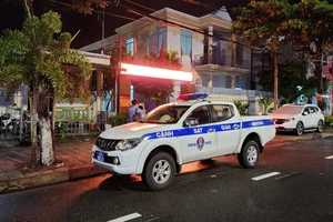 Trạm CSGT Cửa ô Hoà Hải phối hợp cùng công an địa phương tiến hành lấy lời khai tài xế xe tải. Ảnh: MINH TRƯỜNG.