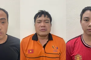 Ba đối tượng cùng tham gia cùng Sơn bị lực lượng công an tạm giữ. Ảnh: CA.