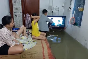 Một gia đình ở quận Liên Chiểu bị nước ngập đến giường. Ảnh: MINH TRƯỜNG.