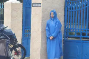 Thông báo cho học sinh nghỉ học do mưa lớn là giả mạo. Ảnh: MINH TRƯỜNG.