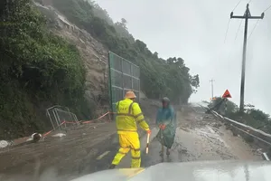 CSGT tiến hành chốt chặn, phân luồng không cho người và phương tiện lưu thông lên đèo. Ảnh: MT.