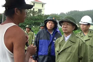 Bí thư Thành uỷ Đà Nẵng Nguyễn Văn Quảng thăm hỏi, động viên người dân. Ảnh: MT.