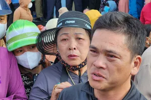 Niềm vui và nước mắt khi 83 ngư dân trở về. Ảnh: MINH TRƯỜNG.