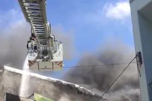 Ngôi nhà 4 tầng kinh doanh đồ nhựa cháy dữ dội. Ảnh: MINH TRƯỜNG.