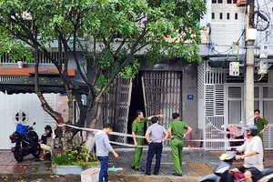 Ngôi nhà bất ngờ bốc cháy lúc đêm khuya. Ảnh: MINH TRƯỜNG.