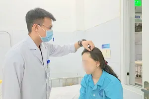 Bác sĩ thăm khám cho bệnh nhân N sau ca phẫu thuật. Ảnh: MT.