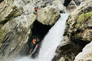 Cảnh sát đu dây tiếp cận du khách bị mắc kẹt. Ảnh: MT.