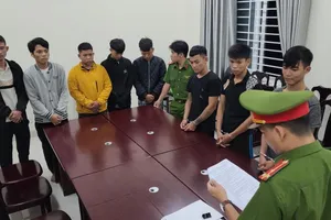 Các đối tượng gây rối trật tự công cộng được công an triệu tập làm việc. Ảnh: CA.