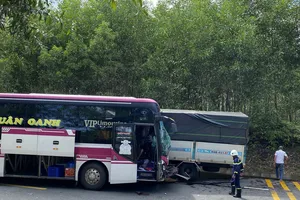 Xe khách và xe tải đấu đầu nhau trên đường tránh Nam hầm Hải Vân. Ảnh: MINH TRƯỜNG.