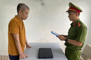 Đào Nguyên Nghị nghe đọc lệnh khởi tố với tội danh lừa đảo chiếm đoạt tài sản. Ảnh: CA.